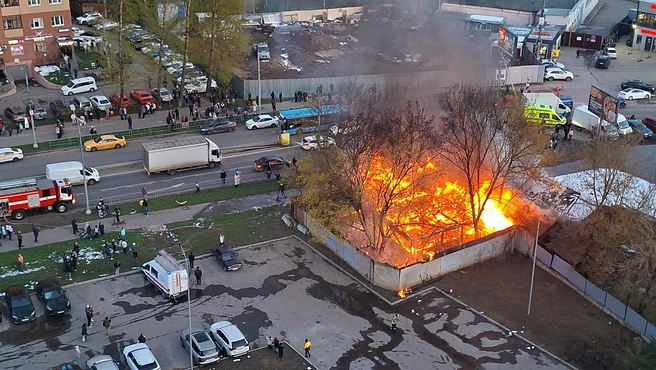 На опубликованных в Сети кадрах видно открытое горение: языки пламени спалили здание до основания&nbsp;— остался лишь каркас. | Источник: LIFE_PUTILKOVO ПУТИЛКОВО / Lady_Bug / T.me