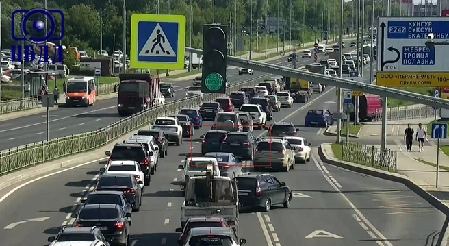 В кадре ДТП в районе пересечения Бродовского тракта и улицы Героев Хасана | Источник: Краевой центр безопасности дорожного движения / Telegram