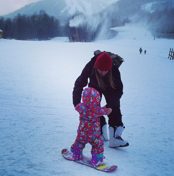 Искусству катания на сноуборе Музу обучает ее отец