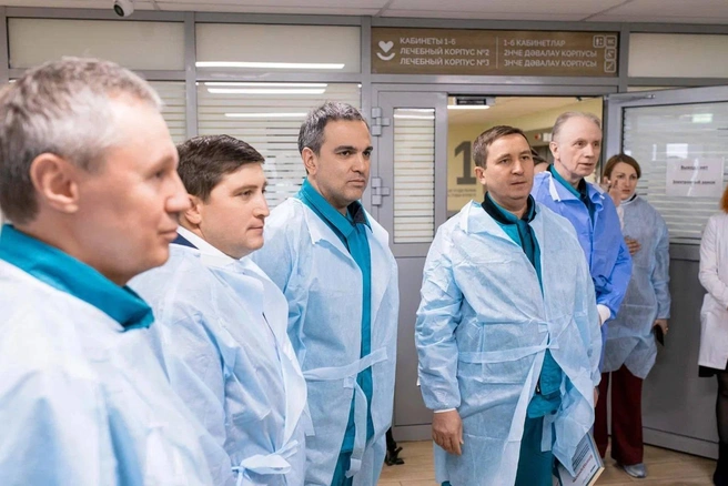 Пострадавших и врачей навестили Беляев, председатель правления СИБУРа Михаил Карисалов и гендиректор «Нижнекамскнефтехима» Марат Фаляхов. | Источник: Радмир Беляев. Нижнекамск / T.me