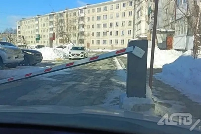 В Южно-Сахалинске водитель сбил шлагбаум и скрылся