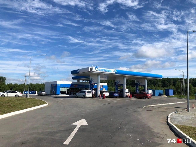 «Газпромнефть» на выезде в сторону Кременкуля и расположенная напротив заправка работали с лимитом 40 литров | Источник: Артем Краснов