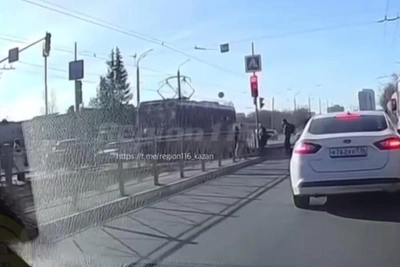 Трамвай сбил пешехода на переходе в Казани