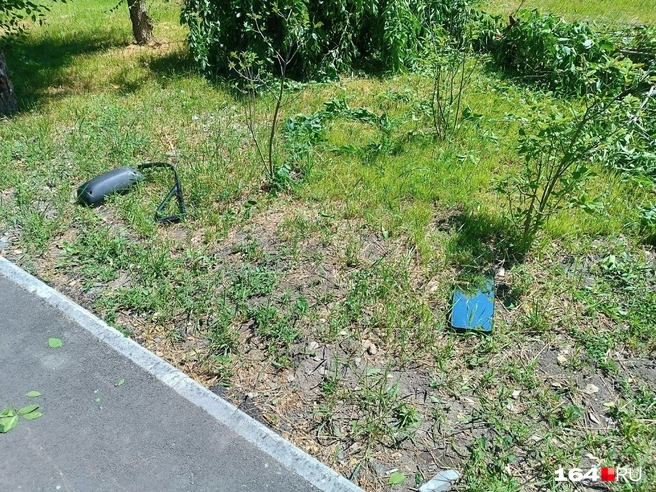 Осколки автобуса разнесло по всему газону | Источник: Предоставлено очевидцами с места происшествия