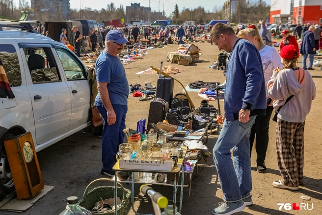 Многие приходят на блошиный рынок просто поглазеть | Источник: Кирилл Поверинов / 76.RU