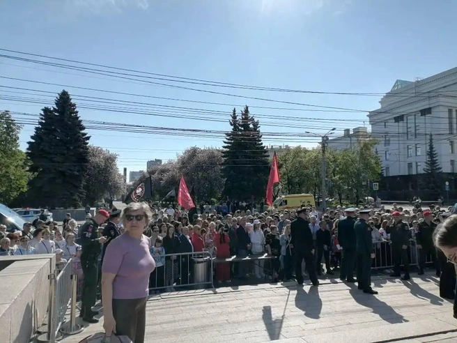 Множество челябинцев пришли возложить цветы к Вечному огню | Источник: читатель 74.RU