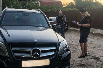 Мерседес привел приставов к астраханцу-должнику