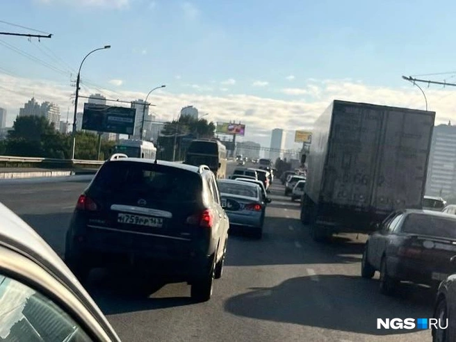 Пробка собирается на мосту с самого утра | Источник: читатель НГС