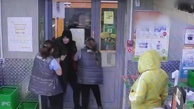 Сотрудницы магазина вступили в борьбу с вором  | Источник: ГУФСИН по Кузбассу 