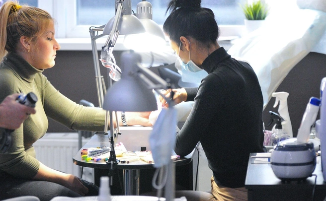 Ноготки дороже станков? Как маникюрши и барберы стали круче врачей и ученых, но рабочие всё еще нужны | Источник: Артем Устюжанин / E1.RU