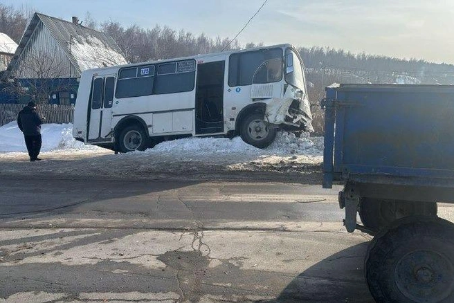 Автобус также сбил столб | Источник: ГАИ по Новосибирской области