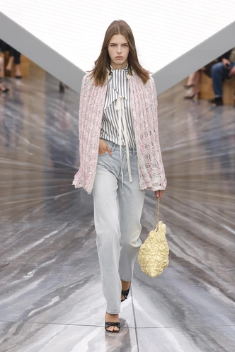 Правильные джинсы и кокетливое мини: 5 главных трендов денима 2026