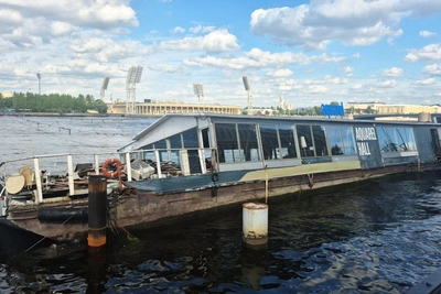 Ресторан ушел под воду: кто владелец затонувшего дебаркадера