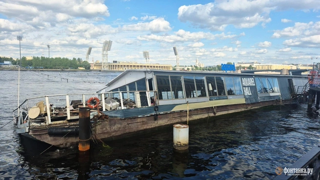 Ресторан утонул наполовину, компания — целиком. Кто достиг дна на набережной Макарова | Источник: FONTANKA.RU
