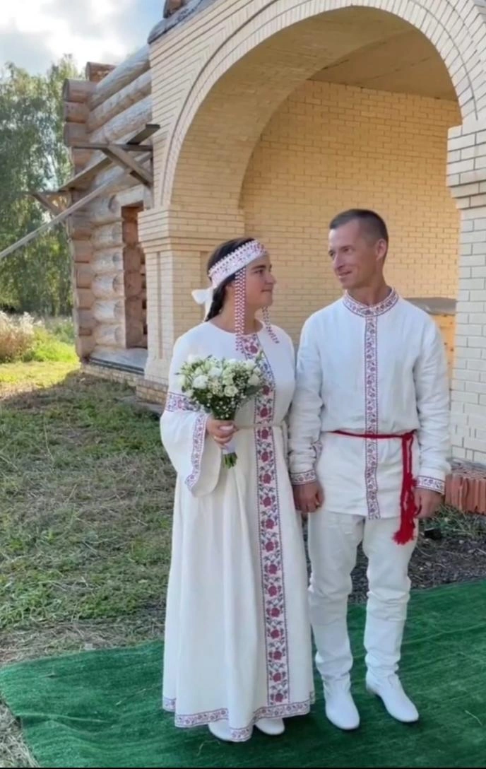 На скромной свадьбе молодожены были в народных одеяниях | Источник: Бугульминская газета