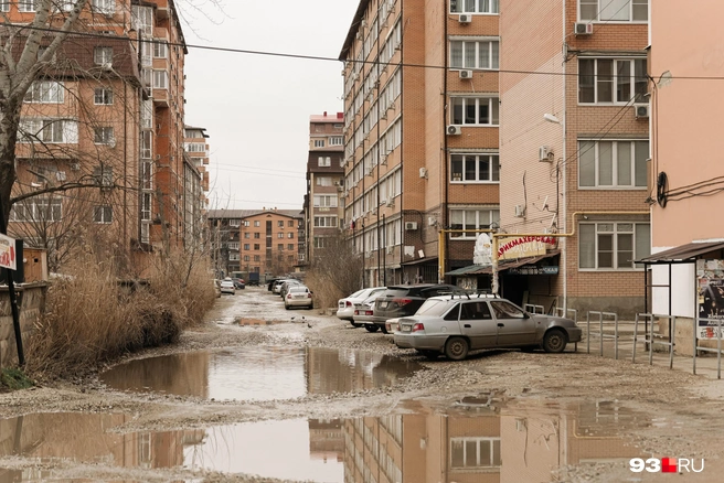 Улица Мусоргского в Музыкальном микрорайоне почти никогда не высыхает полностью