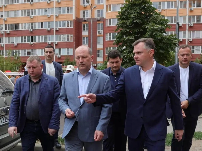 Юрий Слюсарь и Александр Скрябин осмотрели Левенцовку, где повреждены дома | Источник: Юрий Слюсарь / Telegram.org
