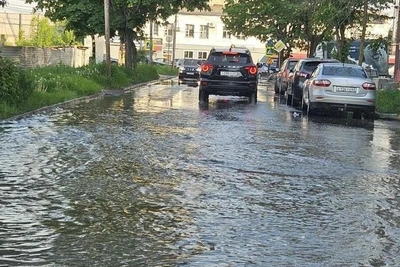 Улицу в центре Рязани залило кипятком после аварии