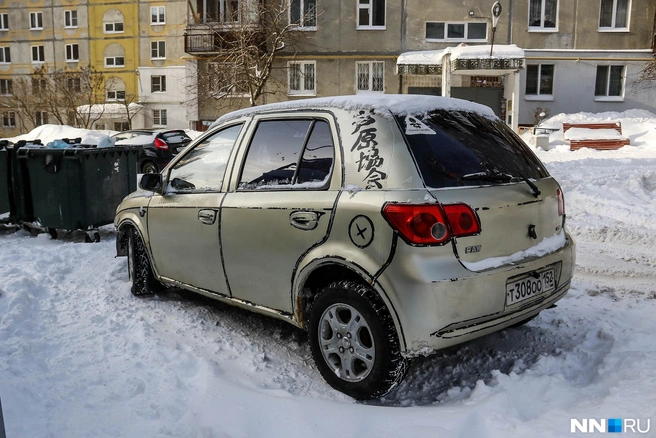 «Рисованное» авто было припарковано на улице Панина | Источник: Наталья Бурухина / NN.RU