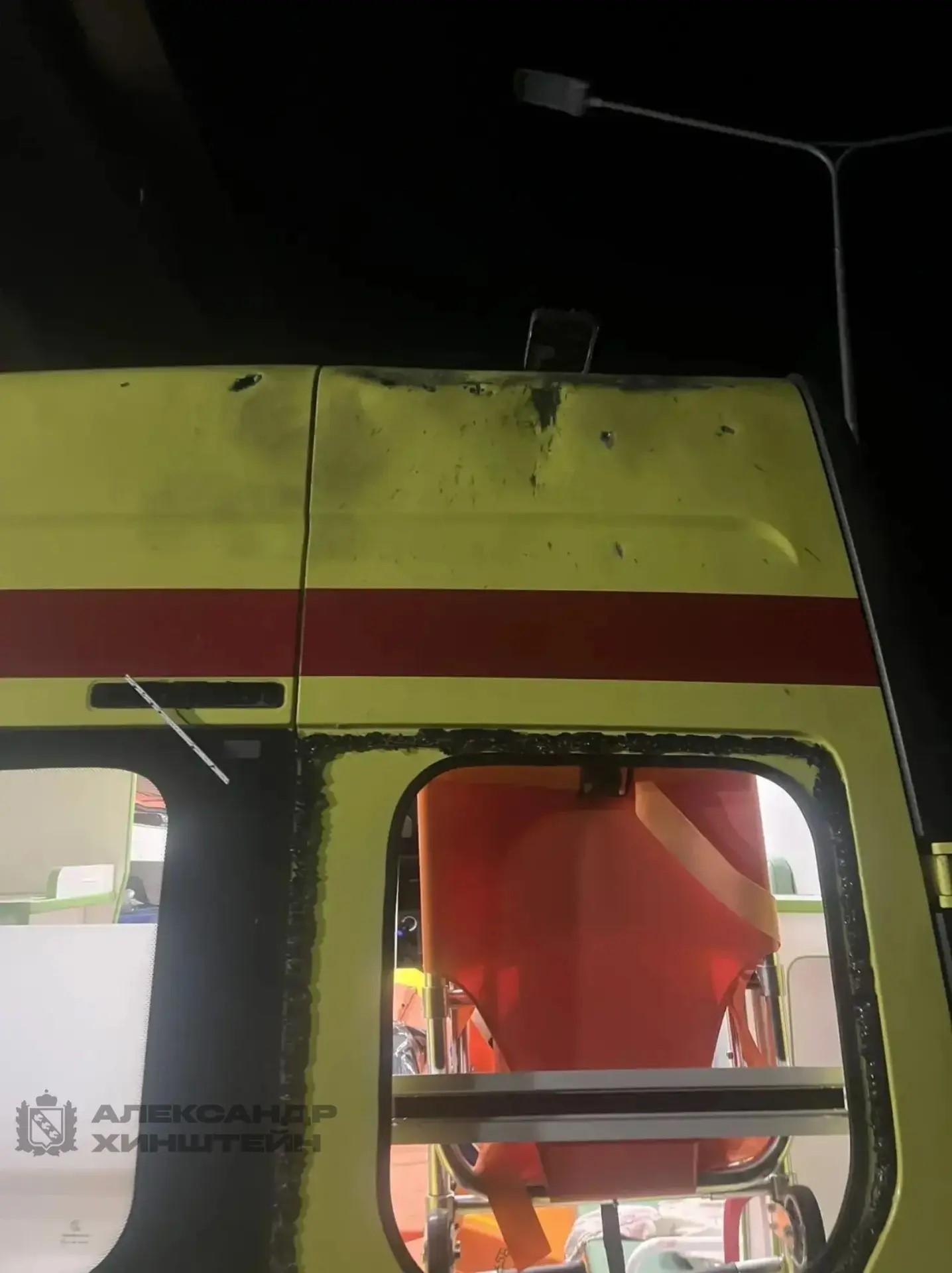 В крыше дыра, на стене — кровь. Появилось видео из машины реанимации, по которой ударил беспилотник