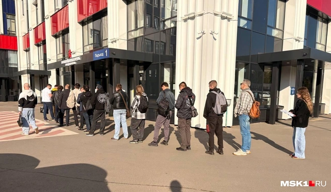 Очередь у военкомата на улице Яблочкова | Источник: Валерия Животовская / MSK1.RU
