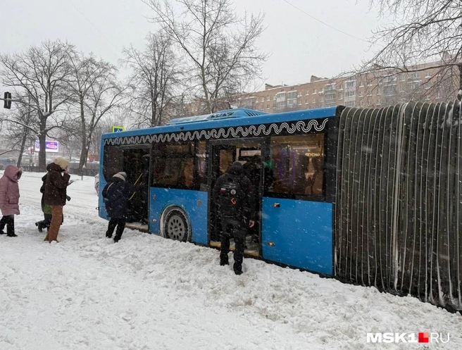В снежную бурю пробираться к автобусам сложнее | Источник: Иветта Авраамова / MSK1.RU