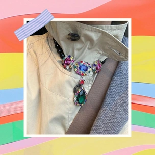 Массивные ожерелья поверх пальто и курток — эффектный модный трюк на зиму 2025/26