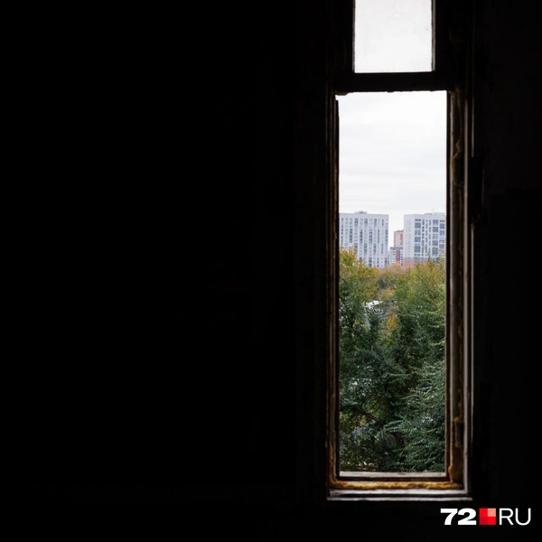 Из окон старой восьмиэтажки можно увидеть новостройки, но до улицы Бабарынка программа КРТ пока не дошла | Источник: Ирина Шарова / 72.RU