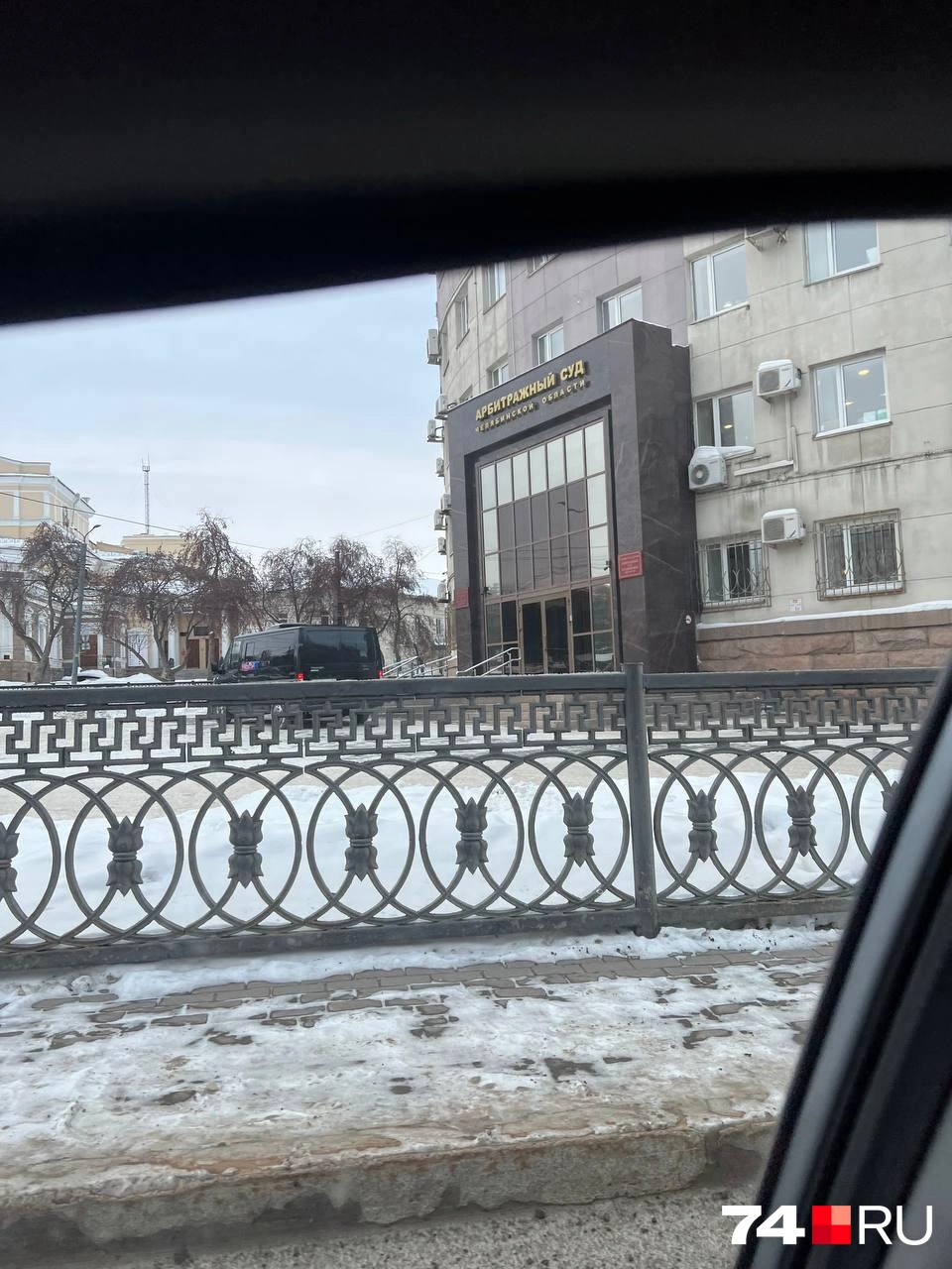Парковку на тротуаре снял другой водитель, проезжавший мимо | Источник: читатель 74.RU 