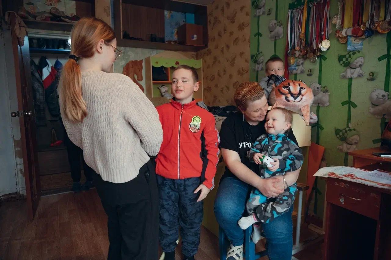 «Воспитывала как своих». Многодетную мать могут посадить, а всех ее детей — отправить в интернат