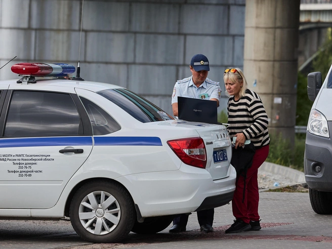 Сибирячке придется заплатить штраф за управление автомобилем без техосмотра | Источник: Александр Ощепков / NGS.RU