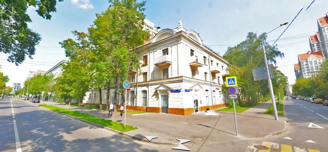 Вот этот дом на углу улиц Расплетина и Маршала Соколовского в скором времени пойдет под ковш | Источник: Яндекс.Карты