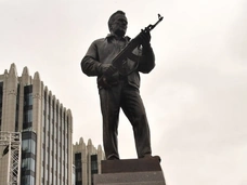 Лазарев и Макаревич возмущены установкой памятника Калашникову в центре Москвы