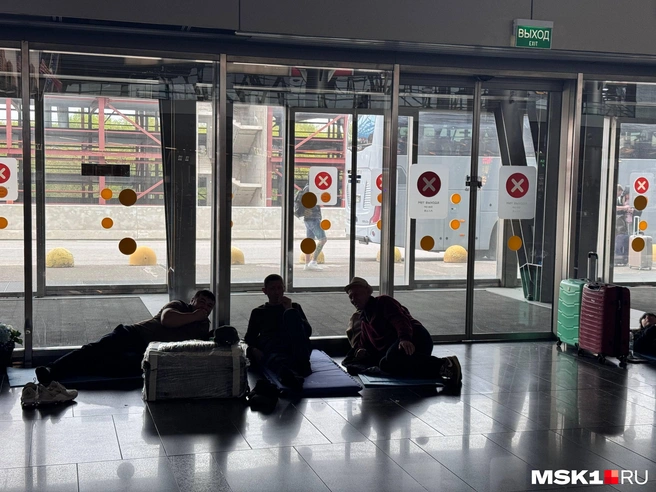 Люди по всему аэропорту ищут себе укромное место | Источник: читатель MSK1.RU
