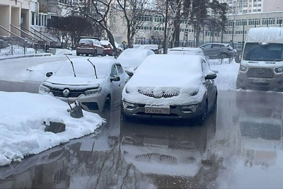 Двор в Академическом затопило из-за прорыва канализации