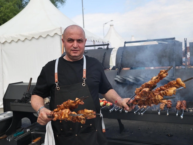 Профессиональные повара обучают посетителей искусству приготовления мяса | Источник: Елена Ельцова / E1.RU 