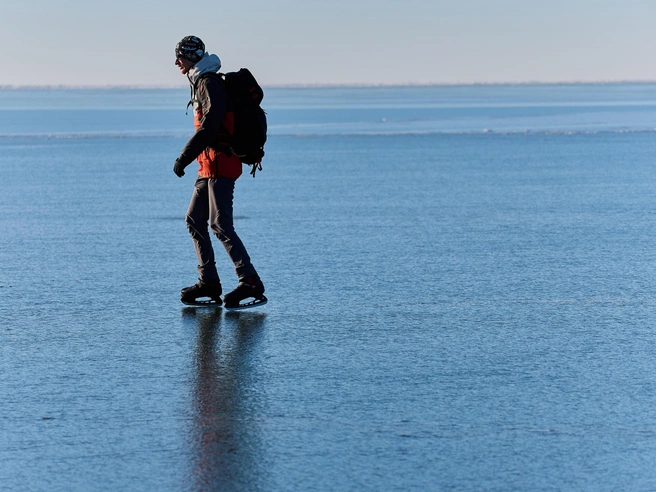 На отдельных участках лёд был настолько тонким, что напоминал водную поверхность | Источник: Александр Ощепков / NGS.RU