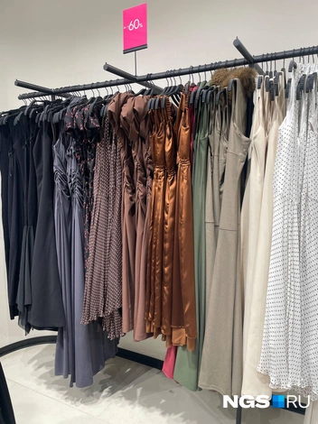 Просто напомним, что принт «горох» по-прежнему актуален | Источник: Алёна Золотухина / NGS.RU 