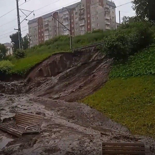 Под напором воды разрушило часть набережной: грунт размыло на всё пространство вокруг | Источник: Эдуард Соснин / Telegram