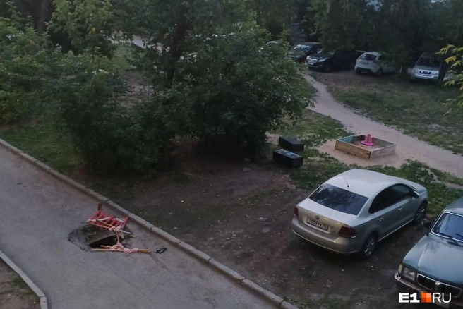 На Шаумяна, 100 есть только одна песочница, которую, скорее всего, местные сделали сами | Источник: читатель E1.RU