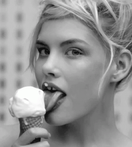 Пятничная подборка гифок девушек, поедающих мороженое