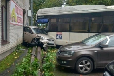 Автобус впечатал Hyundai в стену дома в Сиверском