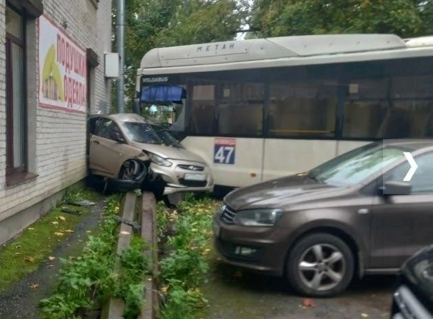Автобус врезался в автомобиль и стену дома в поселке Сиверский в Ленобласти | Источник: Мегаполис | ДТП и ЧП | Санкт-Петербург | Питер