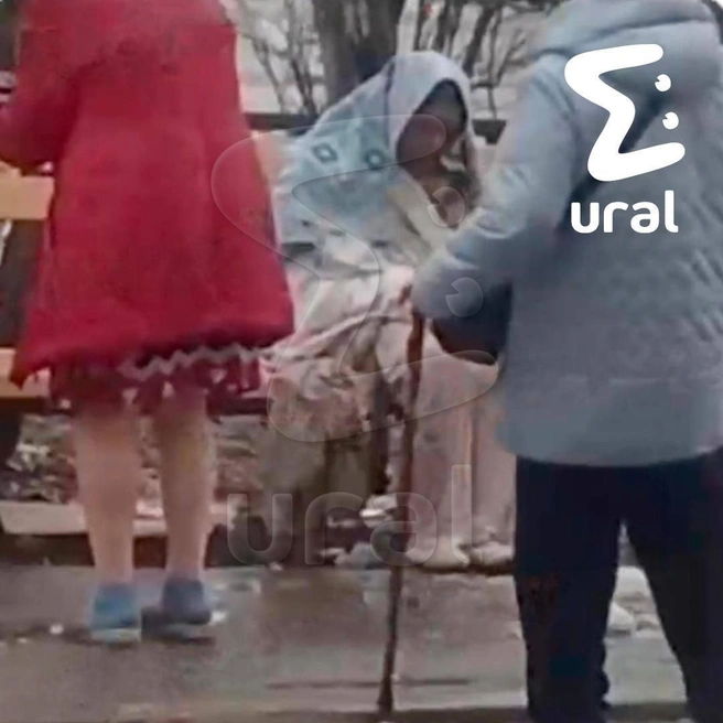 Этот кадр был сделан, когда пламя уже потушили: видно, что пострадавшую укутали в плед, которым сбивали огонь | Источник: Ural Mash / Telegram