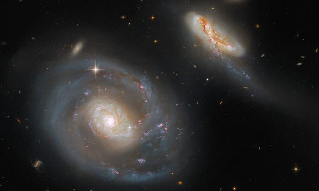 Опубликован снимок танцующих галактик в 200 млн световых лет от Земли