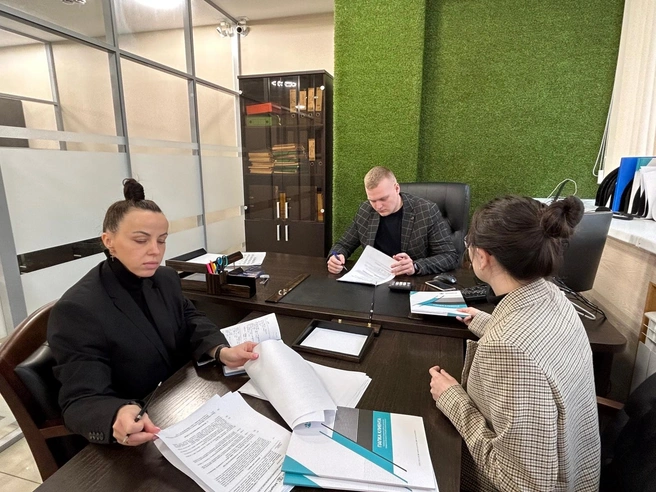 В процедуре задействовано несколько специалистов | Источник: «Современная защита»
