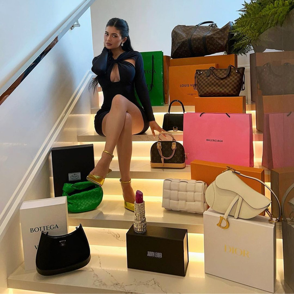 Кайли Дженнер разыгрывает коллекцию своих любимых сумок и 70 тысяч долларов впридачу