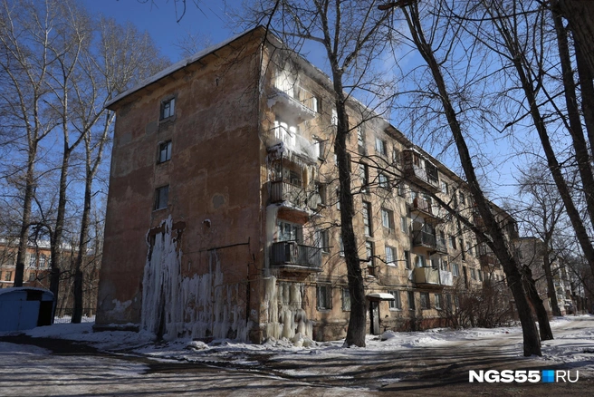 В левом углу дома сильные порывы коммуникаций | Источник: Евгений Софийчук / NGS55.RU