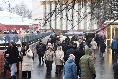 ВДНХ в каникулы: очереди на каток и толпы у метро