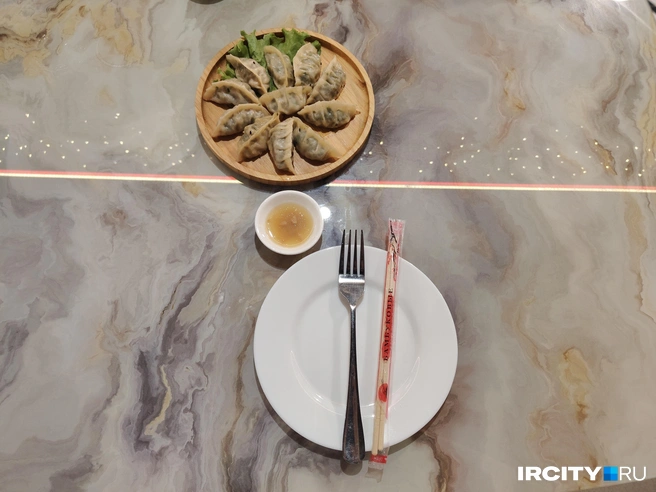 К пельменям подают соус, по вкусу очень напоминающий уксус с горчицей. Сам по себе он спорный, но с пельменями раскрывается | Источник: Ксения Филимонова / «ИрСити»